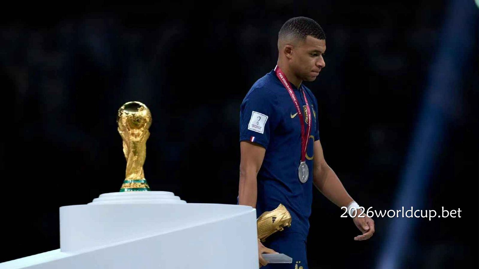 法国队姆巴佩失落拿奖杯｜世界杯买球