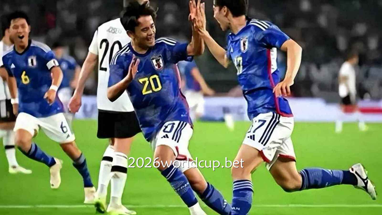 日本队球员在赛场奔跑｜世界杯买球